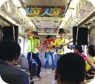 電車内でのライブの様子