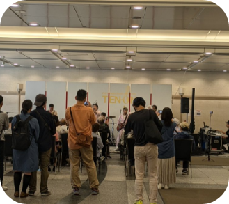 屋内ステージでのパフォーマンス