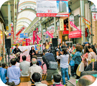 商店街でのライブの様子