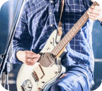 ギターを演奏する人のクローズアップ