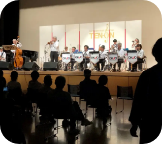 ビッグバンドのステージ